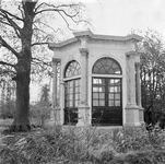 843188 Gezicht op de theekoepel van het landhuis Vechtoever (Diependaalsedijk 33) te Nieuw Maarsseveen.N.B. De foto is ...